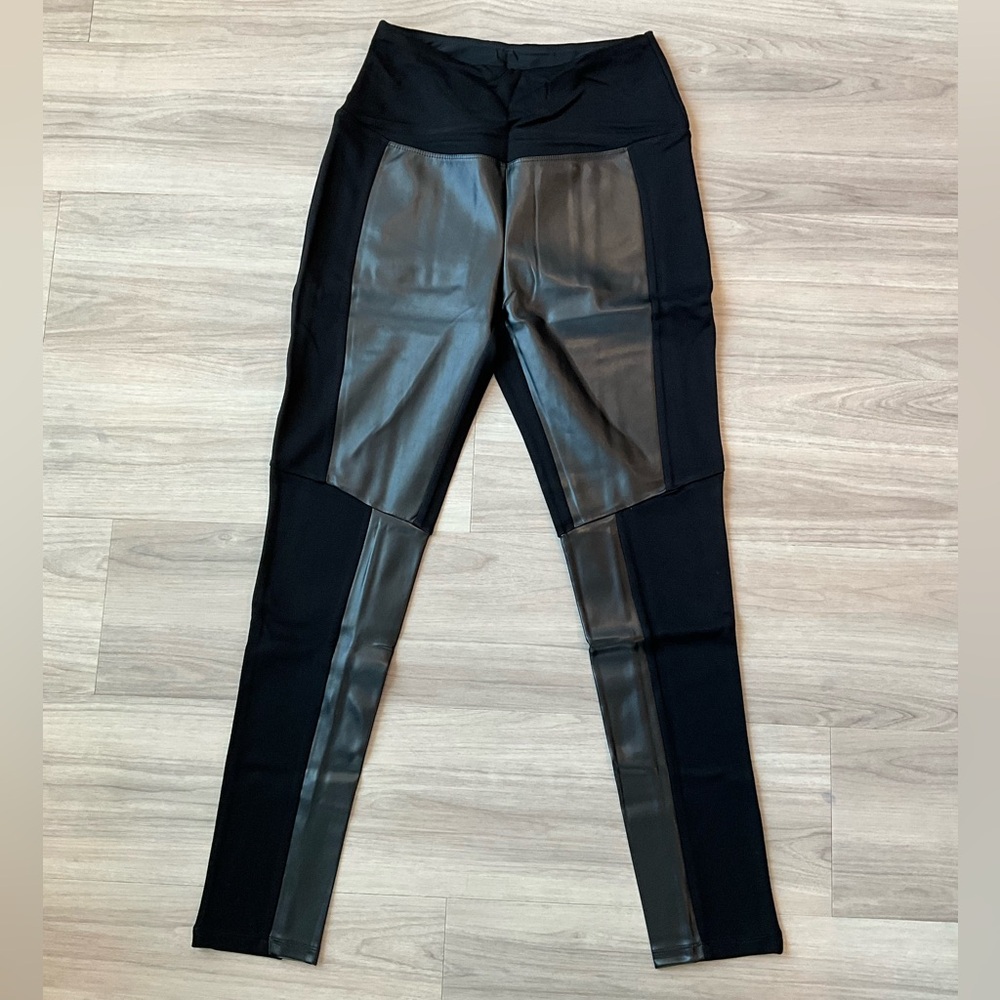 Ruby Ribbon Panel Leggings - Picture 2 of 7